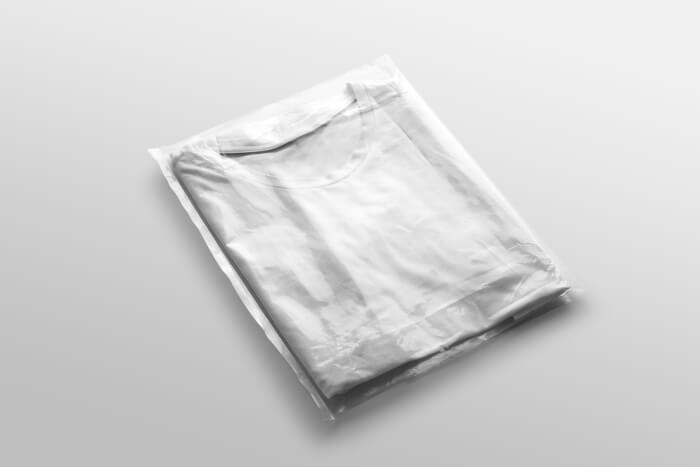 Biała koszulka zapakowana w foliowy worek - niupak.eu