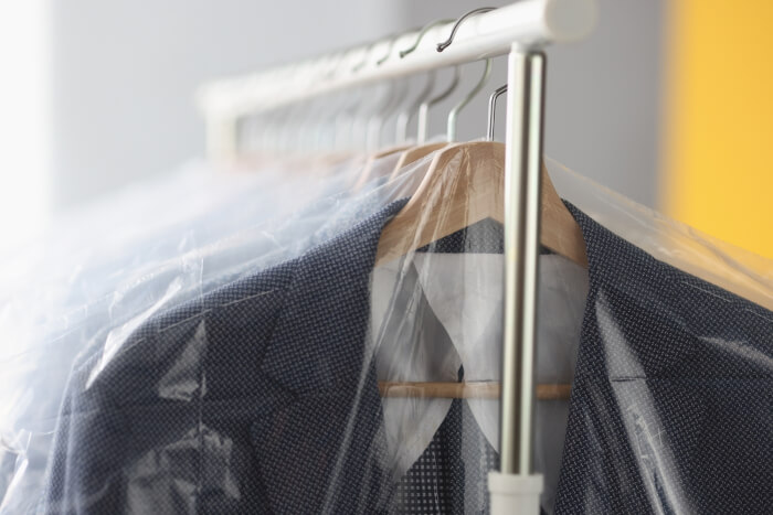 Folia do pakowania ubrań – rodzaje. Który wybrać i od czego to zależy?