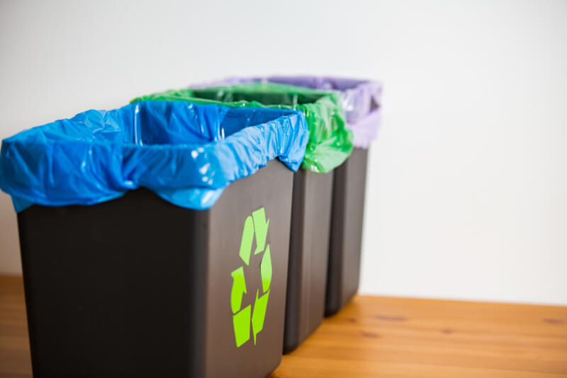 Trzy kosze na śmieci z workami w różnych kolorach do segregacji - niupak.eu